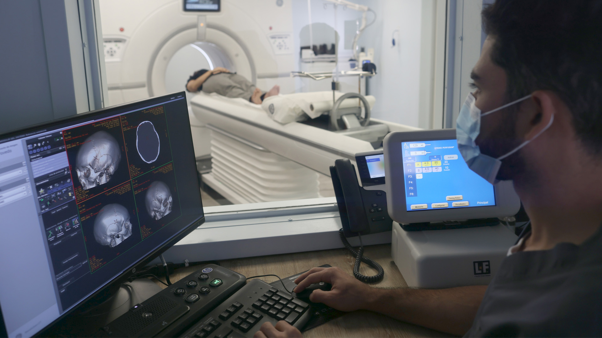 Especialista en Radiología realiza una resonancia magnética a un paciente