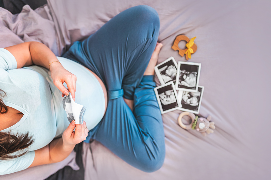 Mama primeriza mira las ecografías de su bebé