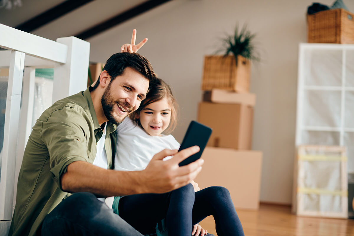 Papá Feliz tomándose una selfie con su hija