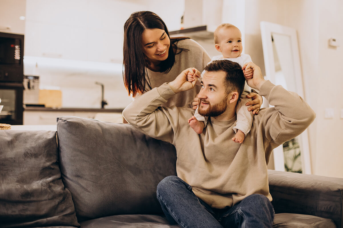 Padres felices son su pequeña niña